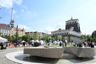 Srdce Vinohrad a Žižkova v novém. Náměstí Jiřího z Poděbrad za půl miliardy je otevřené - Novinky